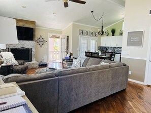 Smart TV, fireplace, books, stereo - Amazing 5 Star Home, Amenities Galore, AC, no pet fee, 7 miles to NAU (Flagstaff)