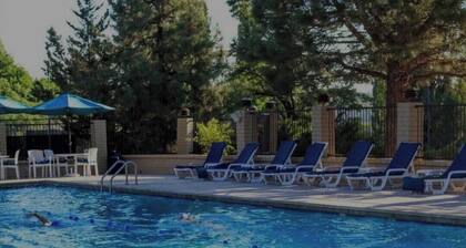 Amazing 5 Star Home, Amenities Galore, AC, no pet fee, 7 miles to NAU