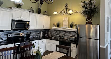 Amazing 5 Star Home, Amenities Galore, AC, no pet fee, 7 miles to NAU