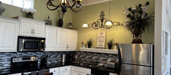 Amazing 5 Star Home, Amenities Galore, AC, no pet fee, 7 miles to NAU