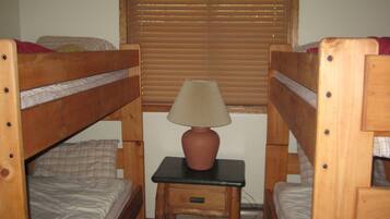 4 slaapkamers, een strijkplank/strijkijzer, gratis wifi, beddengoed