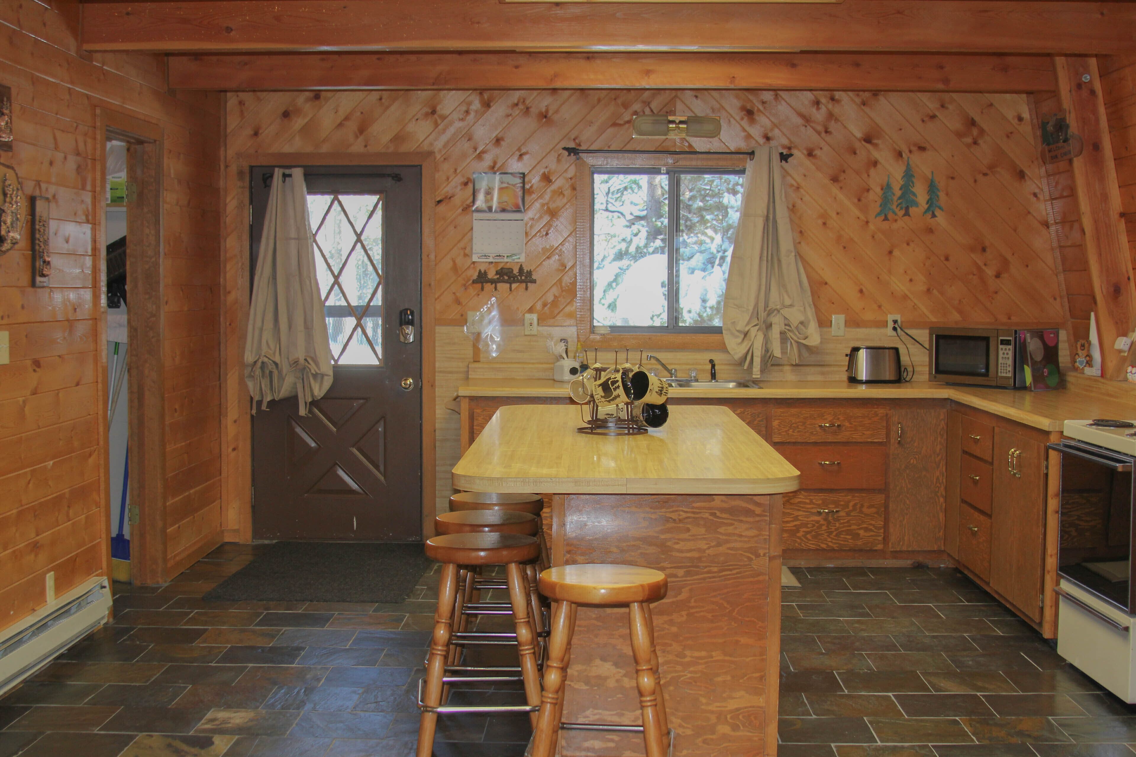 Cozy, Affordable Cabin- Only 20-25 minutes from Yellowstone!