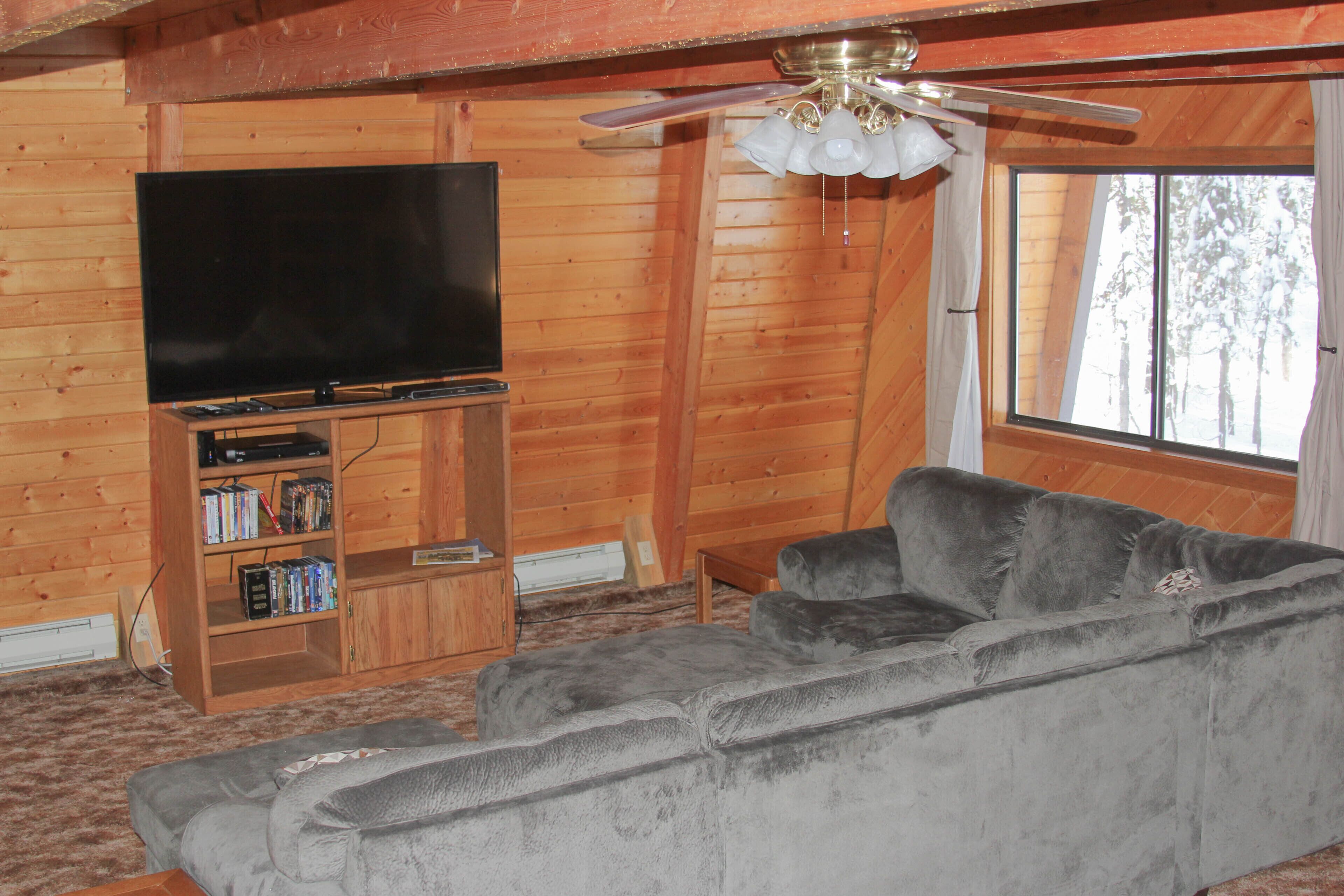 Cozy, Affordable Cabin- Only 20-25 minutes from Yellowstone!