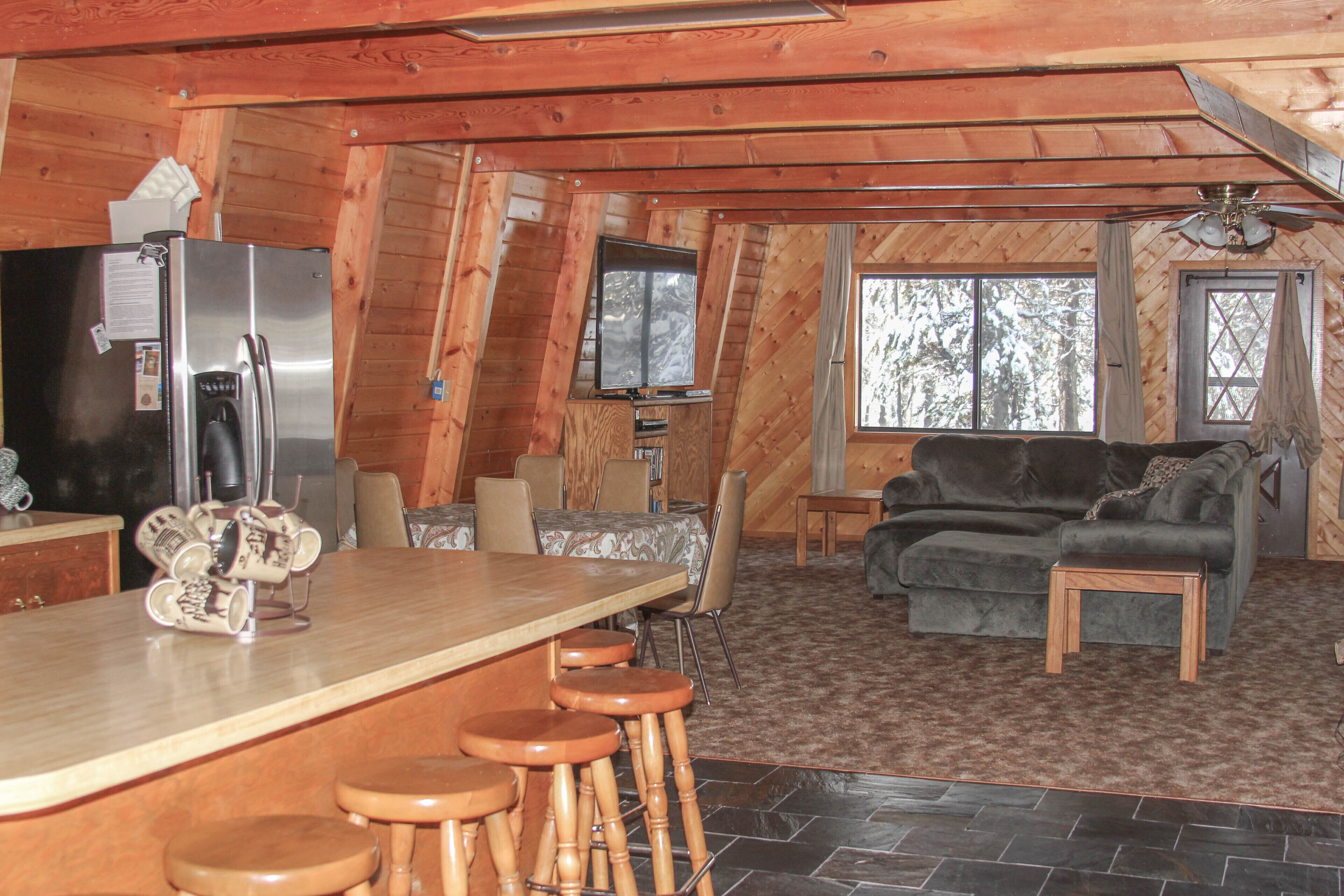 Cozy, Affordable Cabin- Only 20-25 minutes from Yellowstone!