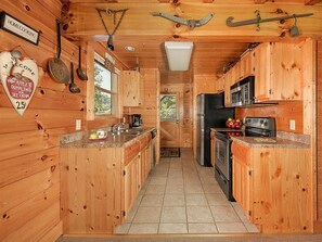 Køleskab, mikrobølgeovn, ovn, kogeplade