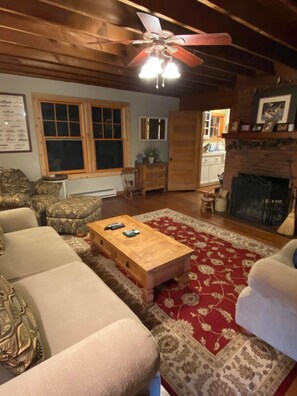 Smart-TV, Kamin, DVD-Player, Bücher