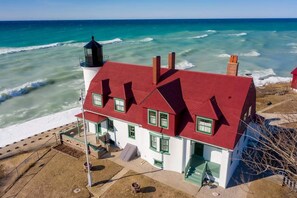 Exterior - Year round Crystal Lake cottage, newly remodelled 4br/1ba, w/sandy beach! (Frankfort)