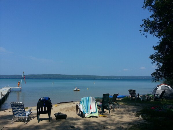 Plage, chaises longues