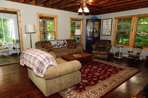Smart TV, fireplace, DVD player, books - Year round Crystal Lake cottage, newly remodelled 4br/1ba, w/sandy beach! (Frankfort)