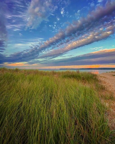 Year round Crystal Lake cottage, newly remodelled 4br/1ba, w/sandy beach!