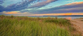 Year round Crystal Lake cottage, newly remodelled 4br/1ba, w/sandy beach!