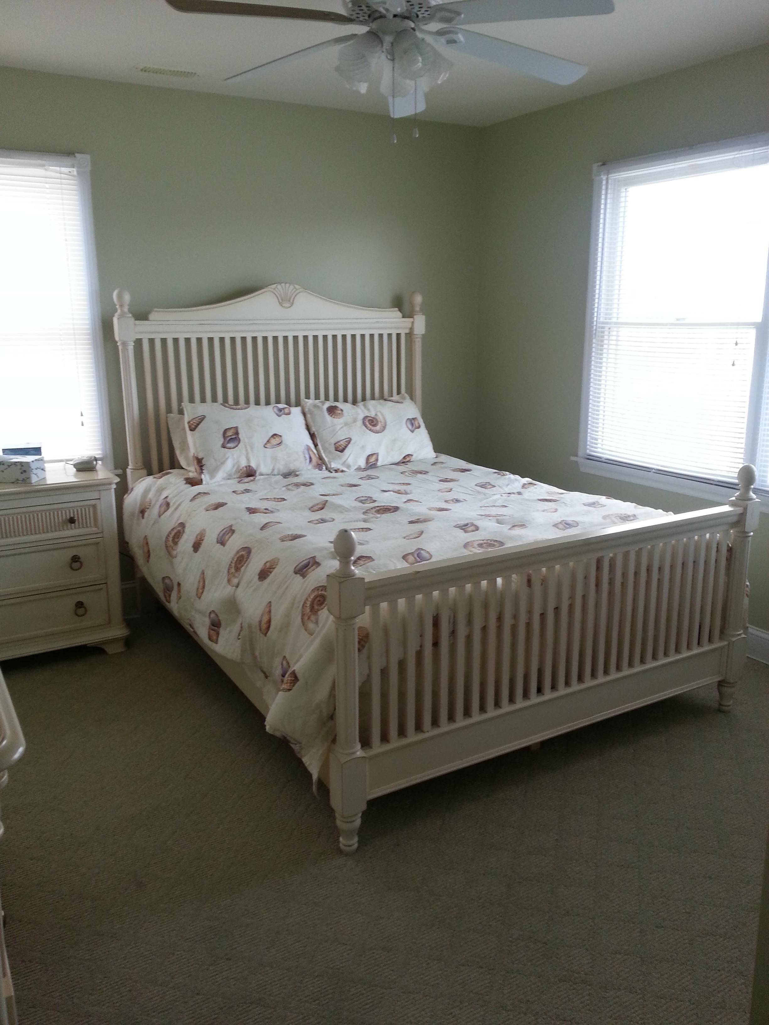 Family Friendly,3 Bed/2 Bath.1/2 block from free beach, READ THE REVIEWS !!!!!!!