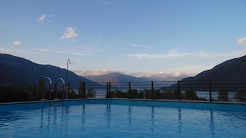 Außenpool (je nach Saison geöffnet), Sonnenschirme, Liegestühle