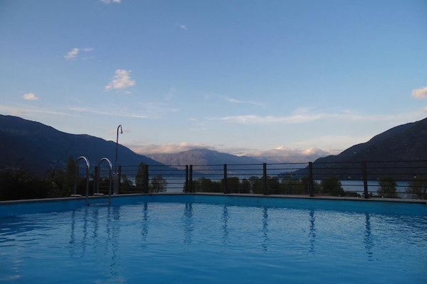 Piscina externa sazonal, guarda-sóis, espreguiçadeiras