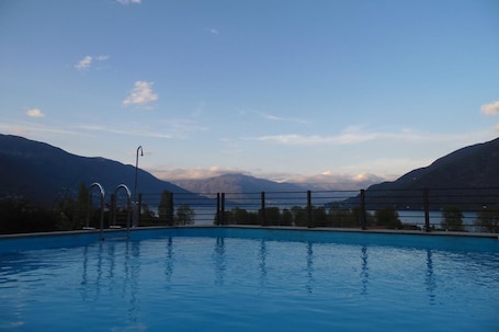 Una piscina al aire libre de temporada, sombrillas, tumbonas. Hotel Giardino