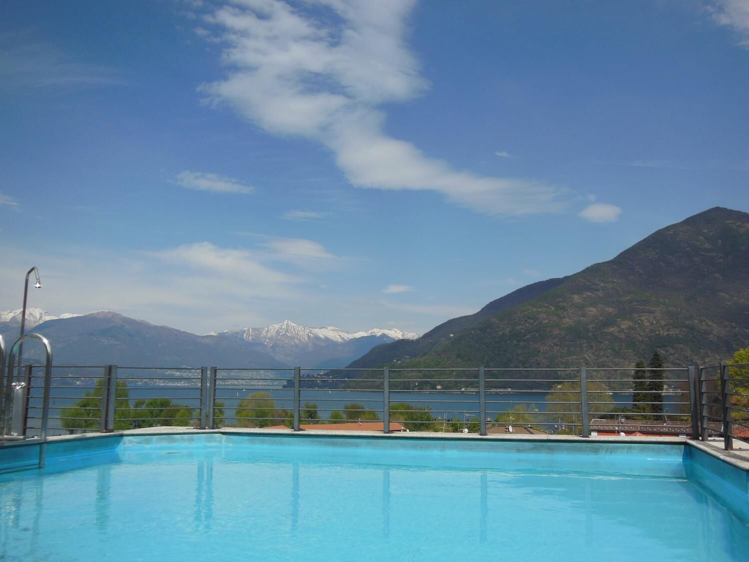 Une piscine avec vue sur les montagnes et un lac.