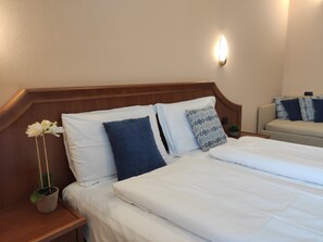 Classic Double Room | In-room safe, desk, free WiFi, bed sheets - Hotel Giardino (Cannobio)