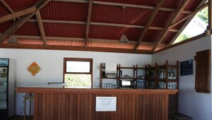Una barra de desayuno con un cartel que indica los horarios de desayuno.