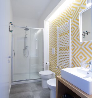 Superior Room | Bathroom | Shower, rainfall showerhead, free toiletries, hair dryer - Salsedine Sea View (Salerno)