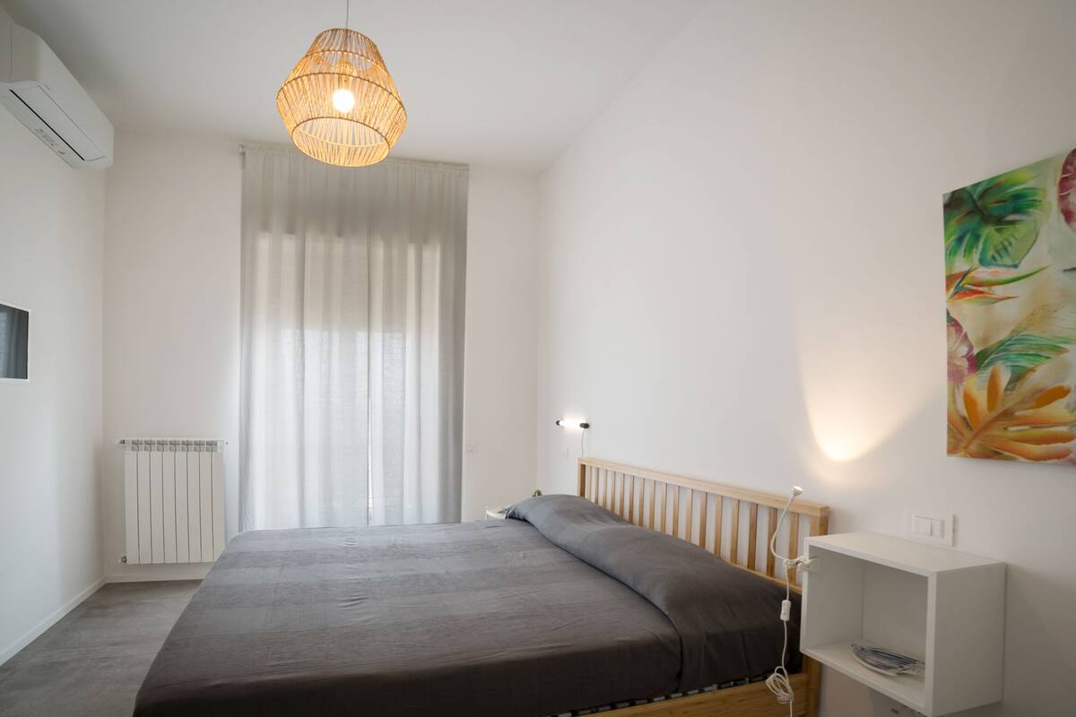 Deluxe Room | Desk, cribs (free), WiFi (free), bed sheets