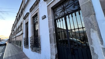 Vista frontal de la propiedad