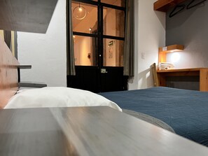 ベーシック 4 人部屋 クイーンベッド 2 台 禁煙 共用バスルーム | デスク、ノートパソコン用作業スペース、遮光カーテン、WiFi (無料)