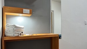 Dobbeltrom – basic, 1 queensize-seng, ikke-røyk, delt bad