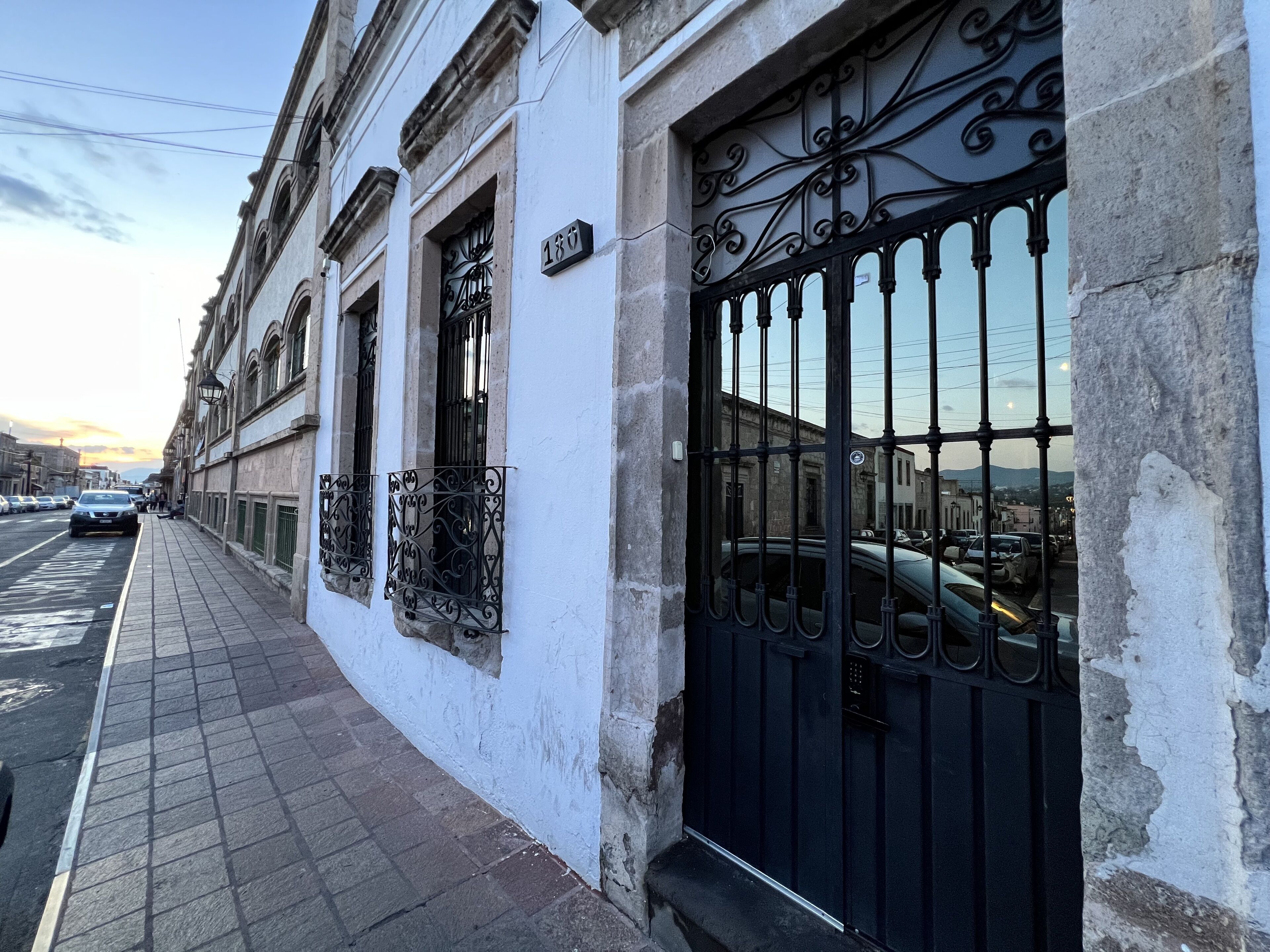 Vista frontal de la propiedad