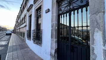 Vista frontal de la propiedad