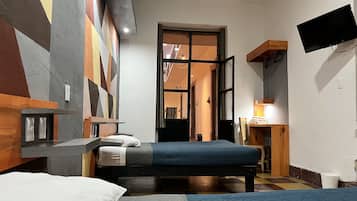 Habitación cuádruple básica, 2 camas Queen size, para no fumadores, baño compartido | Escritorio, espacio para trabajar con laptop y cortinas blackout