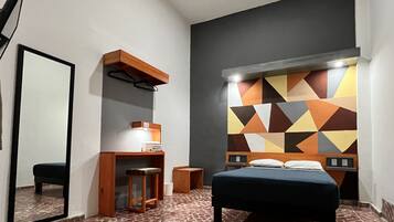 Habitación básica doble, 1 cama Queen size, para no fumadores, baño compartido | Escritorio, espacio para trabajar con laptop y cortinas blackout