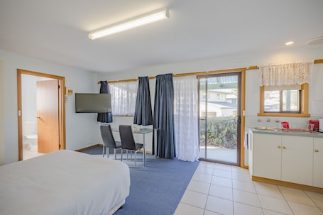 Room 25 Queen Bed (No Stairs) Standard | In-room dining