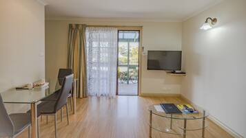 Quarto standard, várias camas, para não fumantes, vista para a baía (Room 22) | Área de estar | Smart TV, Netflix