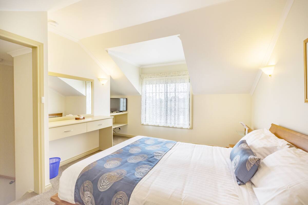 Room 21 Queen Bed with Stairs | Blackout drapes, iron/ironing board, WiFi (free), individually decorated