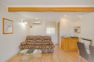 Habitación básica, 1 cama de matrimonio, no fumadores, vistas a la bahía (Room 21) | Zona de estar | Una Smart TV, Netflix