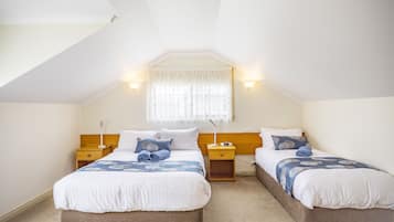 Quarto básico, várias camas, para não fumantes, vista para a baía (Room 24) | Individualmente decorados, individualmente mobiliados, cortinas blackout