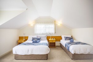 Habitación básica, varias camas, no fumadores, vistas a la bahía (Room 24) | Decoración individual, mobiliario individual, cortinas opacas