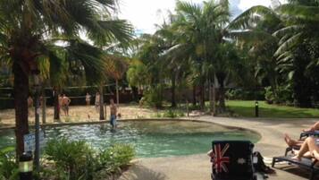 Una piscina cubierta, una piscina al aire libre, tumbonas
