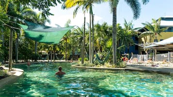 Piscine couverte, piscine extérieure, chaises longues