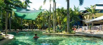 ซัมเมอร์ เฮาส์ แบคแพคเกอร์ส แคร์นส