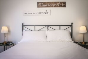 4 عدّة غرف نوم ومكتب وواي فاي مجانًا وملاءات أسرّة