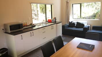 Casa familiar, 3 dormitoris, accessible, vistes al jardí | Sala d'estar | Televisor de pantalla plana de 76 cm amb canals per satèl·lit