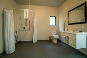 Casa familiar, 3 habitaciones, con acceso para personas discapacitadas, vista al jardín | Baño | Regadera, amenidades de baño gratuitas, secadora de cabello, toallas 