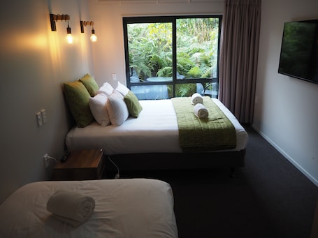 3 habitaciones, espacio para trabajar con laptop y cortinas blackout