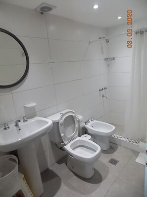 Shower, rainfall showerhead, free toiletries, hair dryer