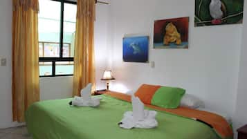 Minibar, caja de seguridad en la habitación y escritorio