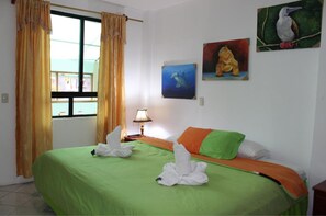 Minibar, Zimmersafe, Schreibtisch, Verdunkelungsvorhänge