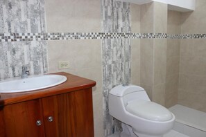 Shower, free toiletries, hair dryer, towels - The Island Home (Puerto Ayora)