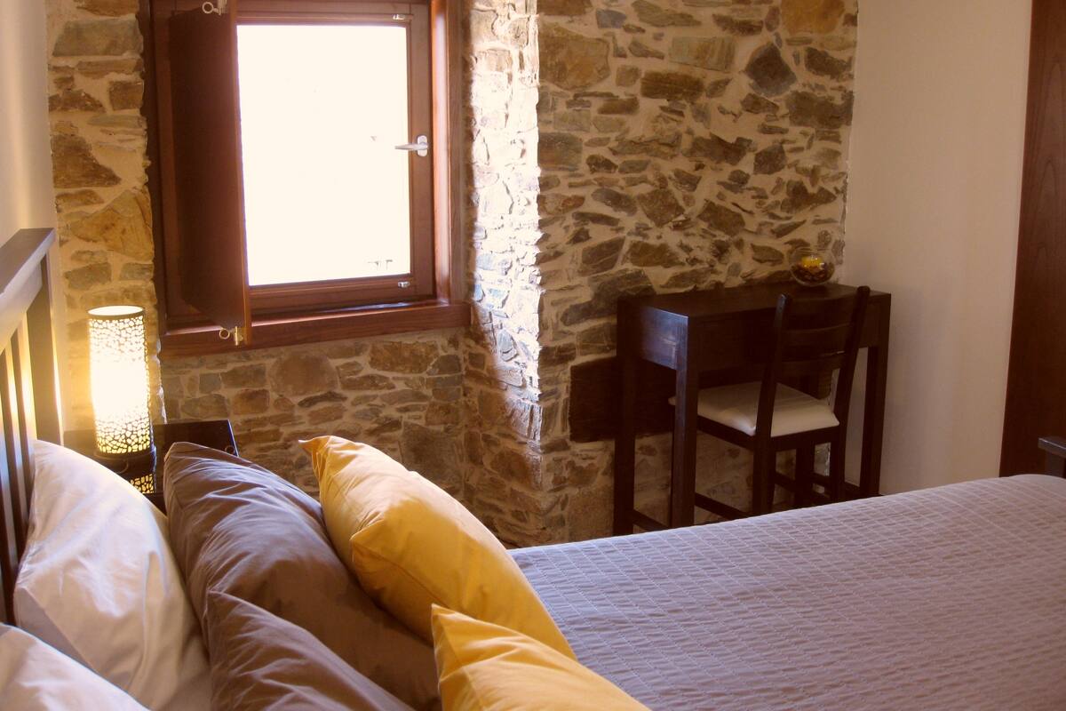 Ropa de cama de alta calidad, minibar y escritorio 