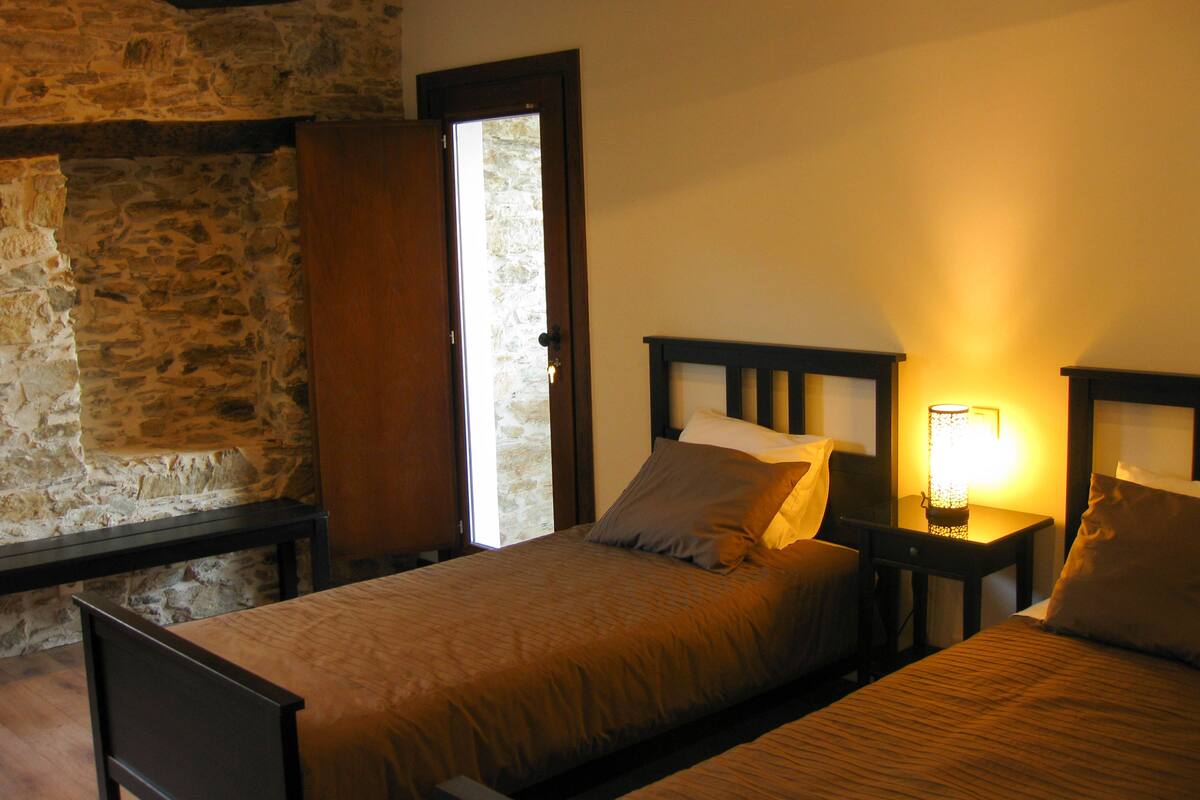 Ropa de cama de alta calidad, minibar y escritorio 